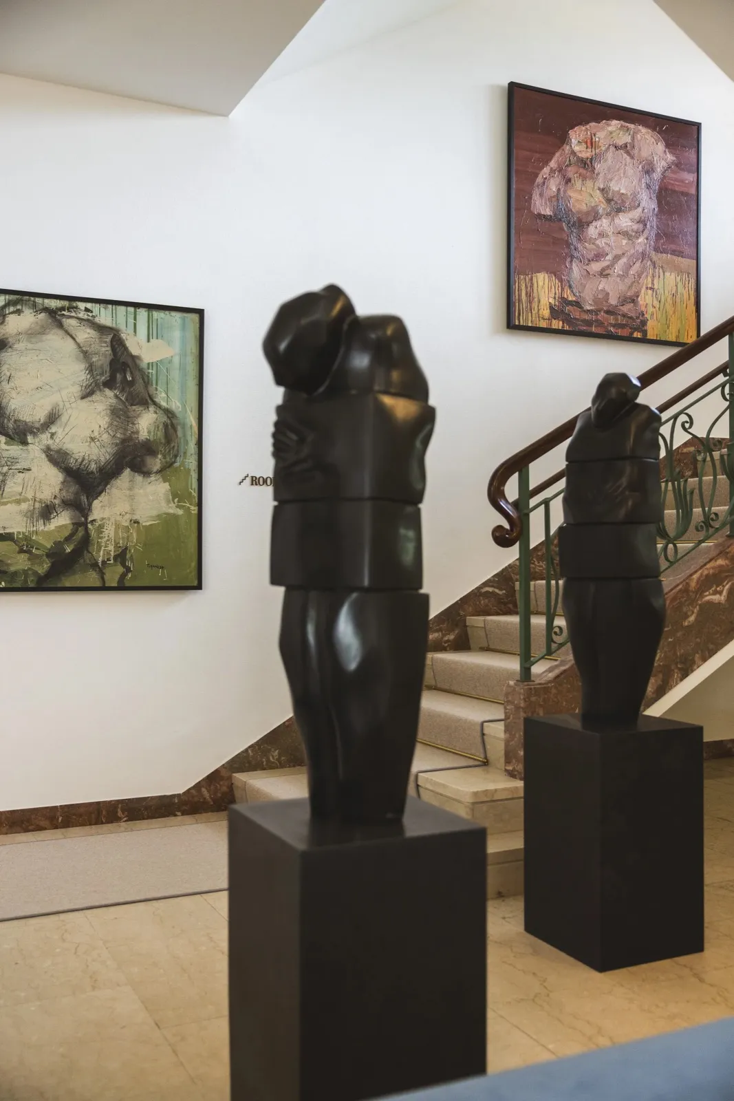 Sculpture and paintings on view at La Serena, Forte dei Marmi